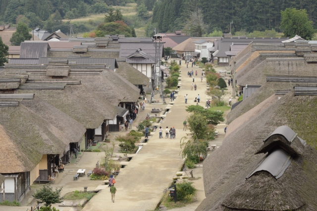 まるで日本昔ばなし！　福島の山間にある茅葺き屋根の町・大内宿